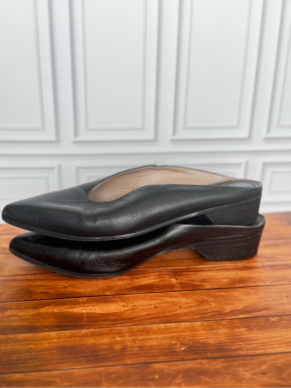 ALUMNAE Black Pointed V-Cut low Heel Mules - Picture 6 of 10